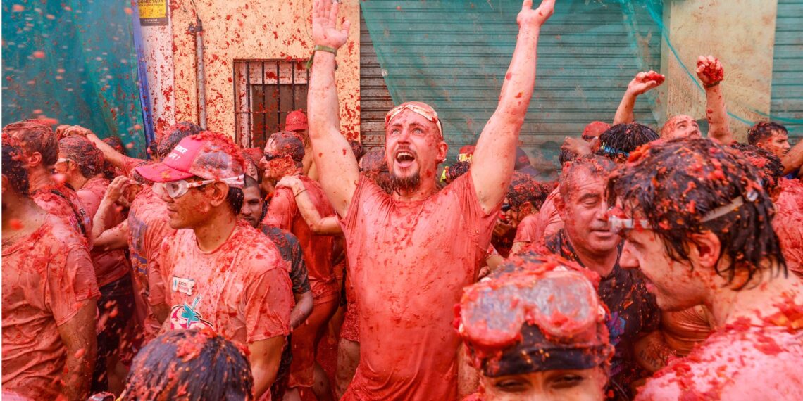 A IVREA LA BATTAGLIA DELLE ARANCE, A BUÑOL QUELLA DEI POMODORI