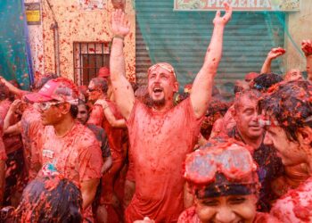 A IVREA LA BATTAGLIA DELLE ARANCE, A BUÑOL QUELLA DEI POMODORI