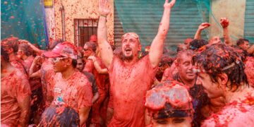 A IVREA LA BATTAGLIA DELLE ARANCE, A BUÑOL QUELLA DEI POMODORI
